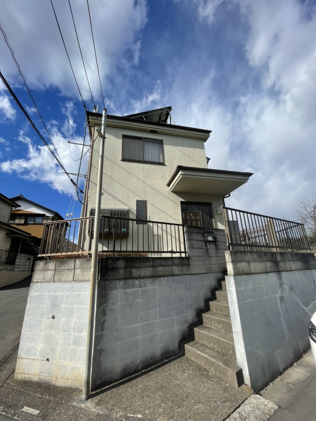 遠方にある空き家の外観を確認している事例写真